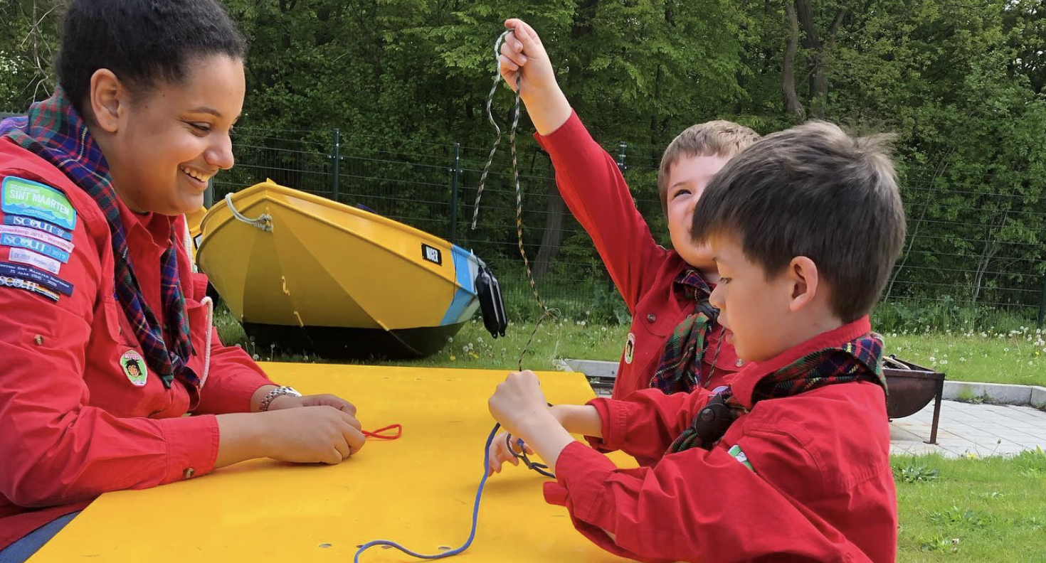 Vrijwilligers begeleiden jeugdleden tijdens een Scoutingactiviteit
